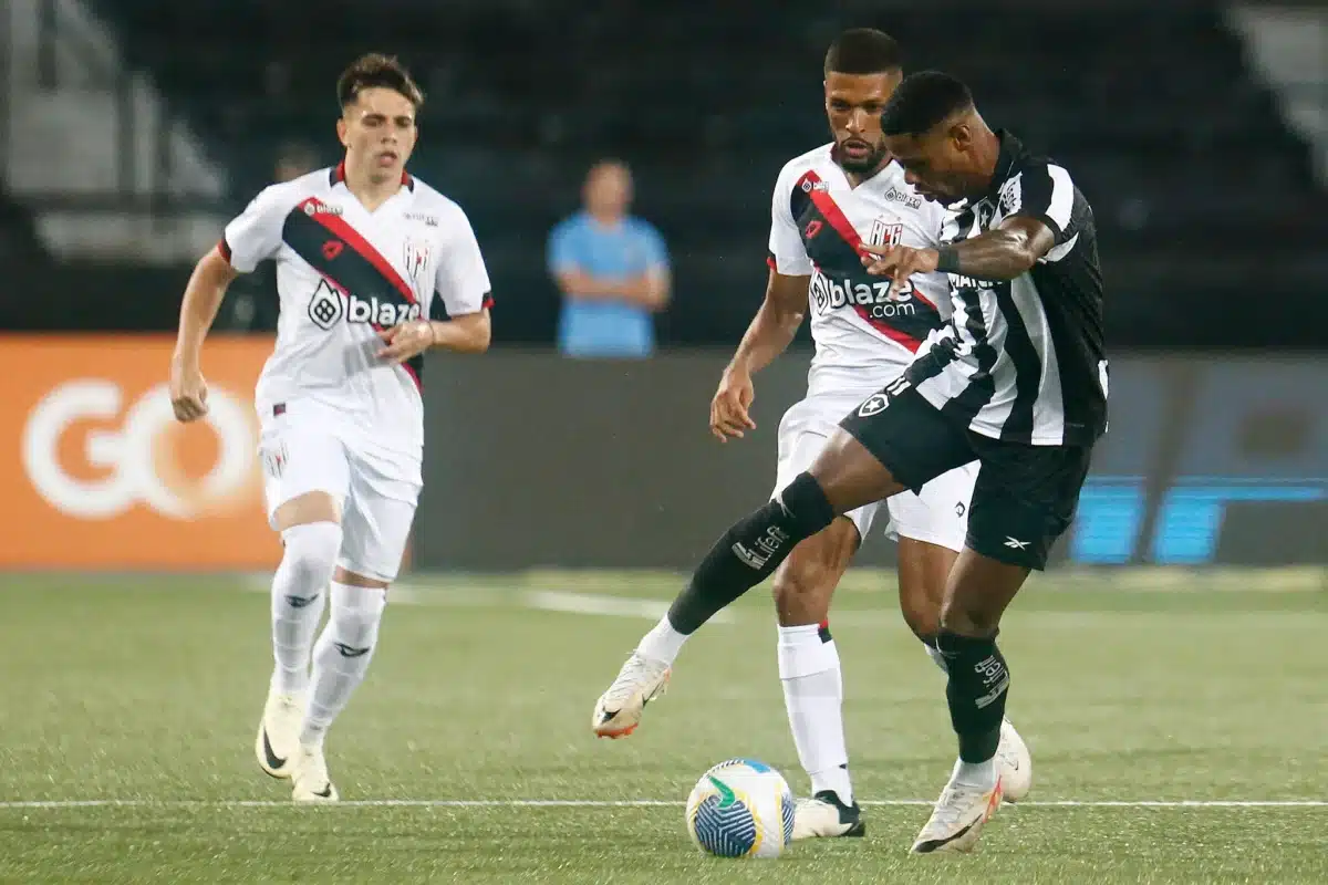Jogadores do Atlético-GO e do Botafogo em disputa pela bola.