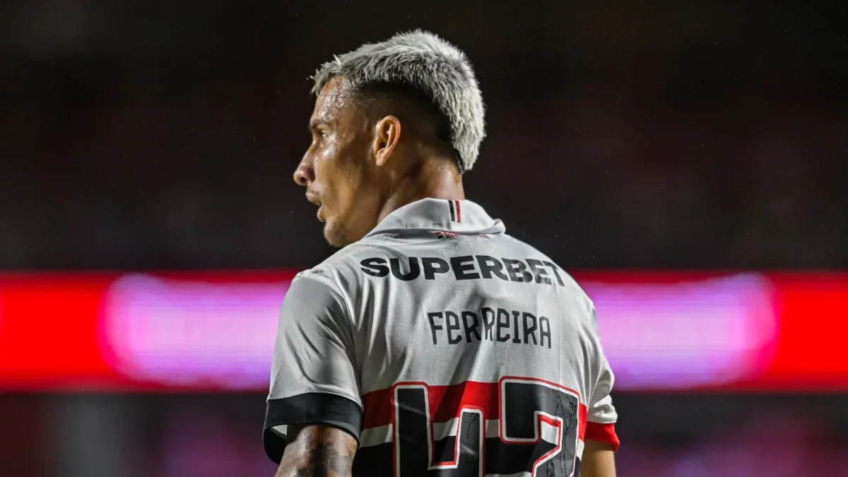 Ferreira desfalca São Paulo por lesão na coxa e deve ficar até dois meses fora. Clube enfrenta desafios na Libertadores e Brasileirão.