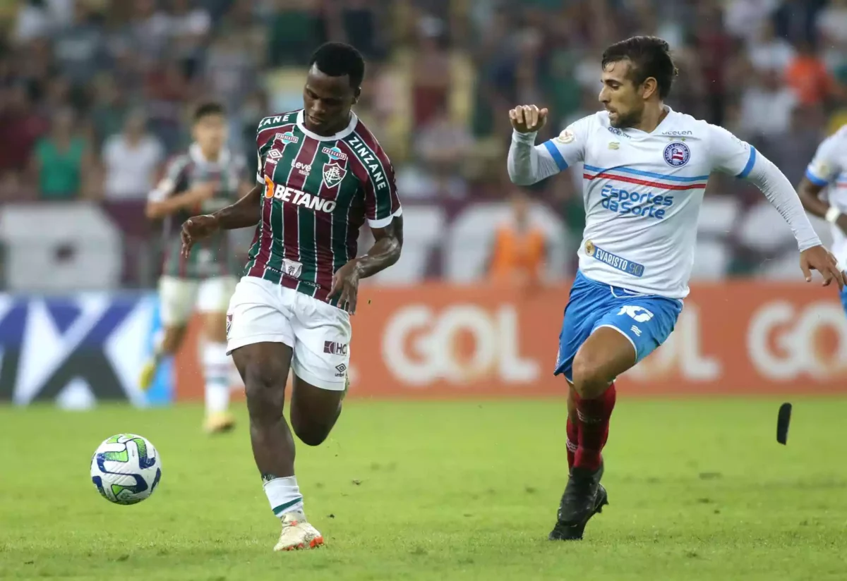 Jogador do Fluminense John Arias corre com a bola é é cercado por marcador do Bahia.