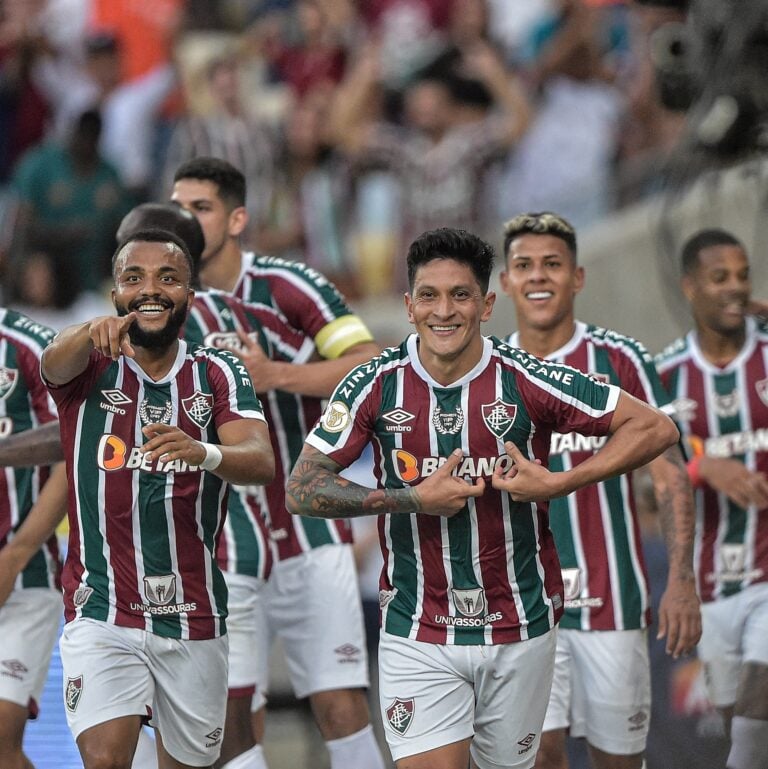 Jogadores do Fluminense comemoram gol anotado.