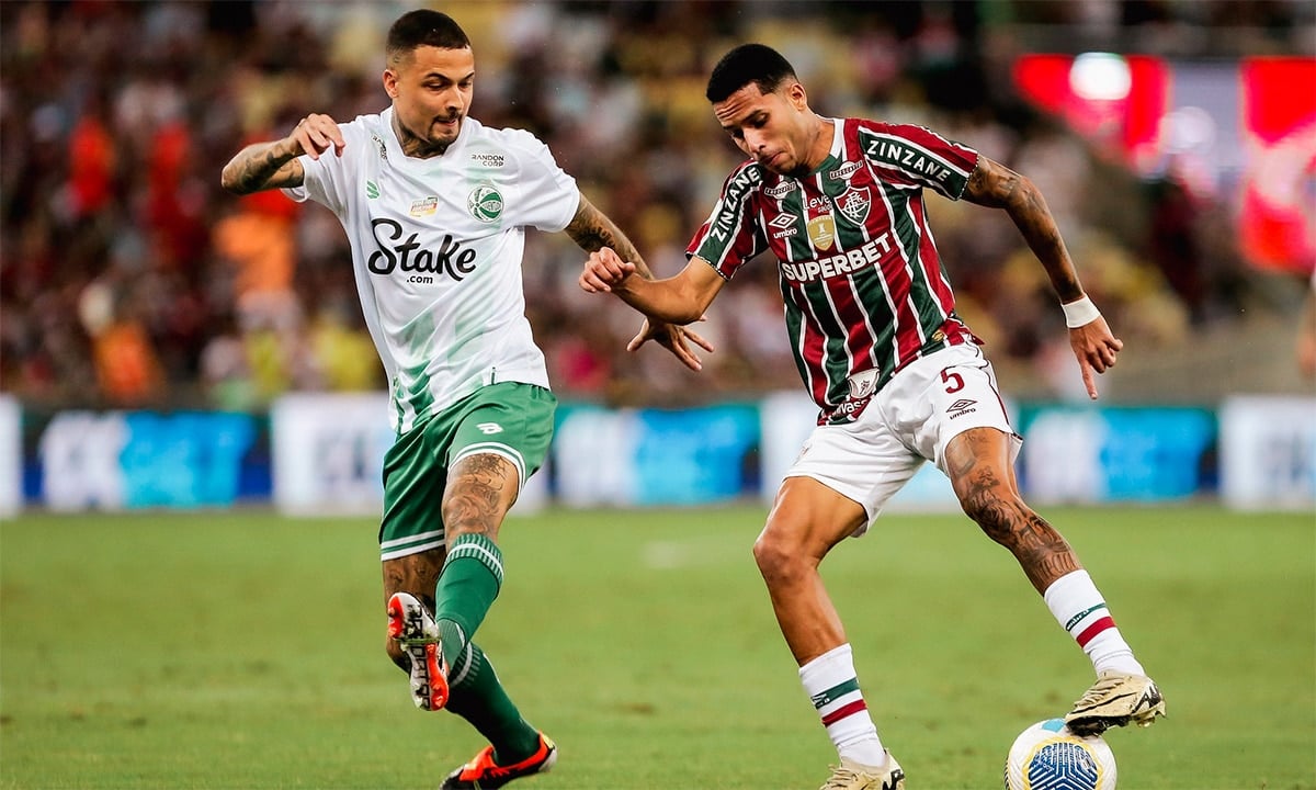 Jogadores do Fluminense e do juventude em disputa forte pela bola.
