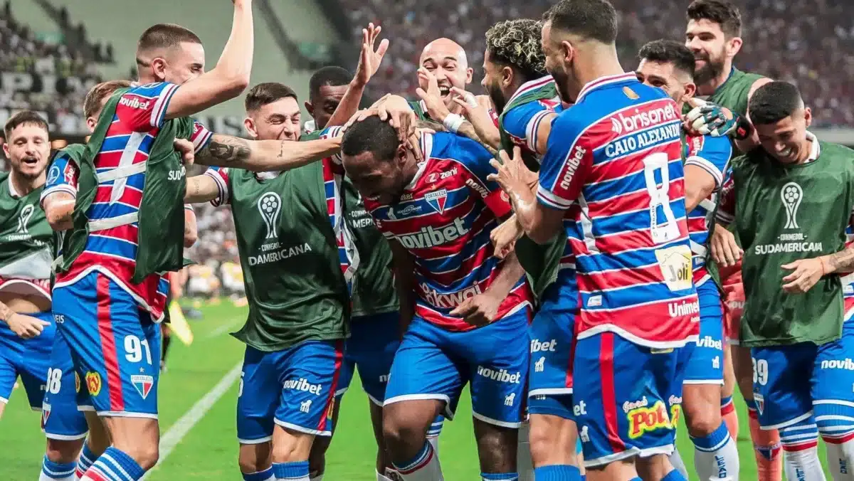 Jogadores do Fortaleza comemoram a classificação para quartas de final da Copa Sul-Americana.