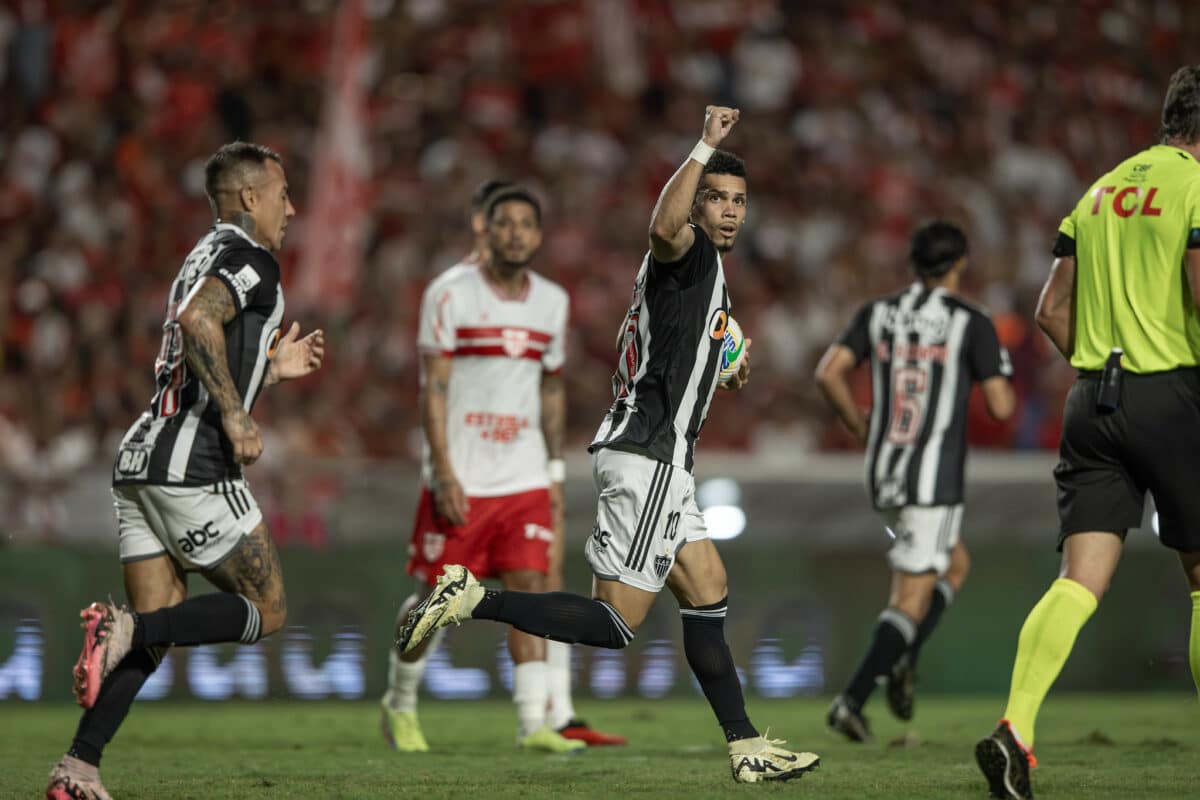 Paulinho, jogador do Atlético-MG comemora gol.