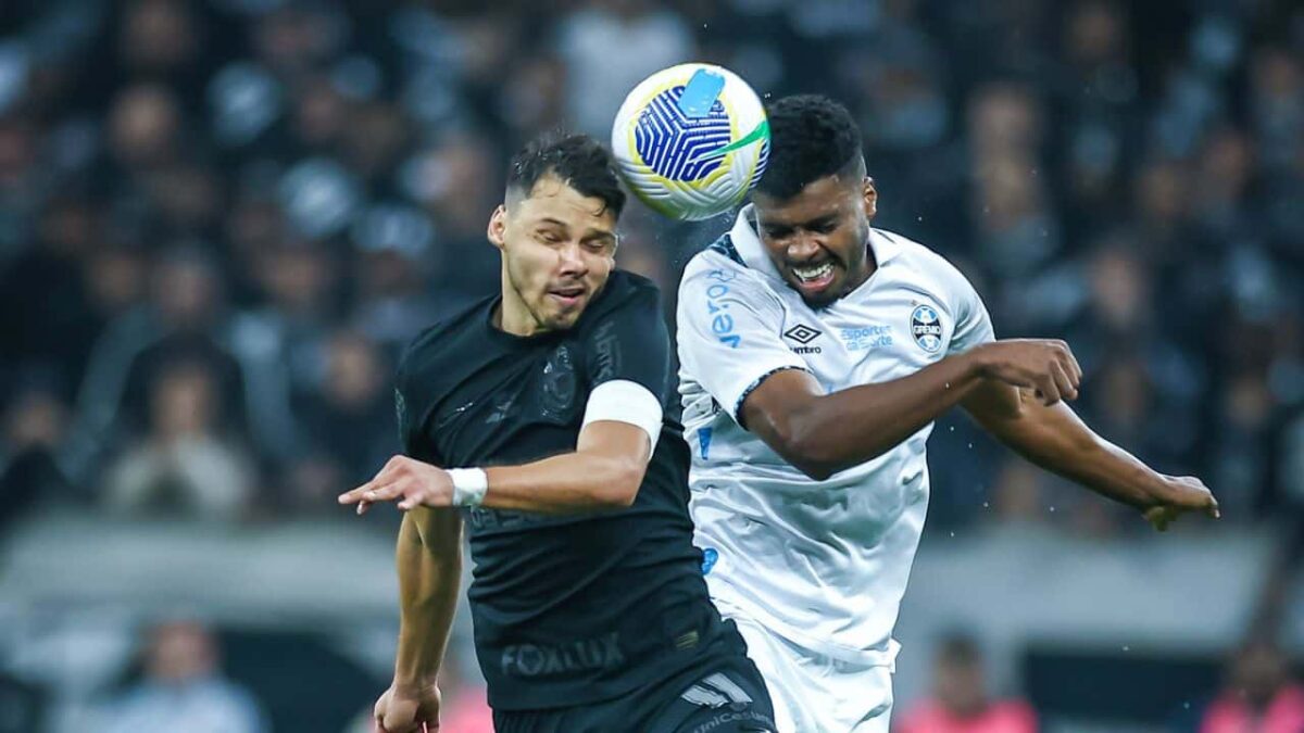 Jogadores de Grêmio e Corinthians disputam a bola de cabeça.