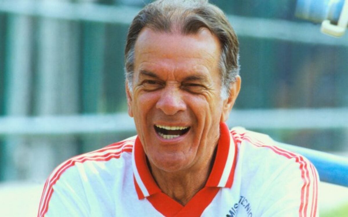 Telê Santana sorrindo. O técnico marcou a história do futebol nacional