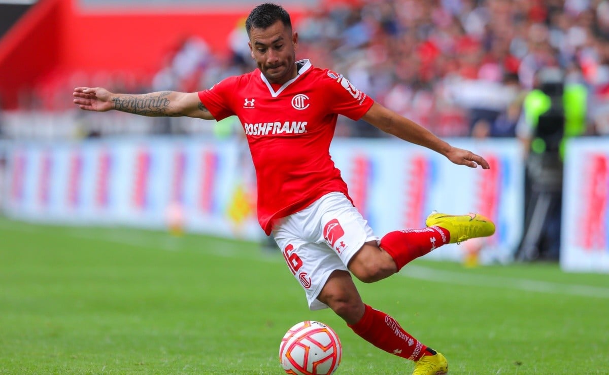 Jean Meneses está com a posse de bola em jogo do seu time atual Toluca.