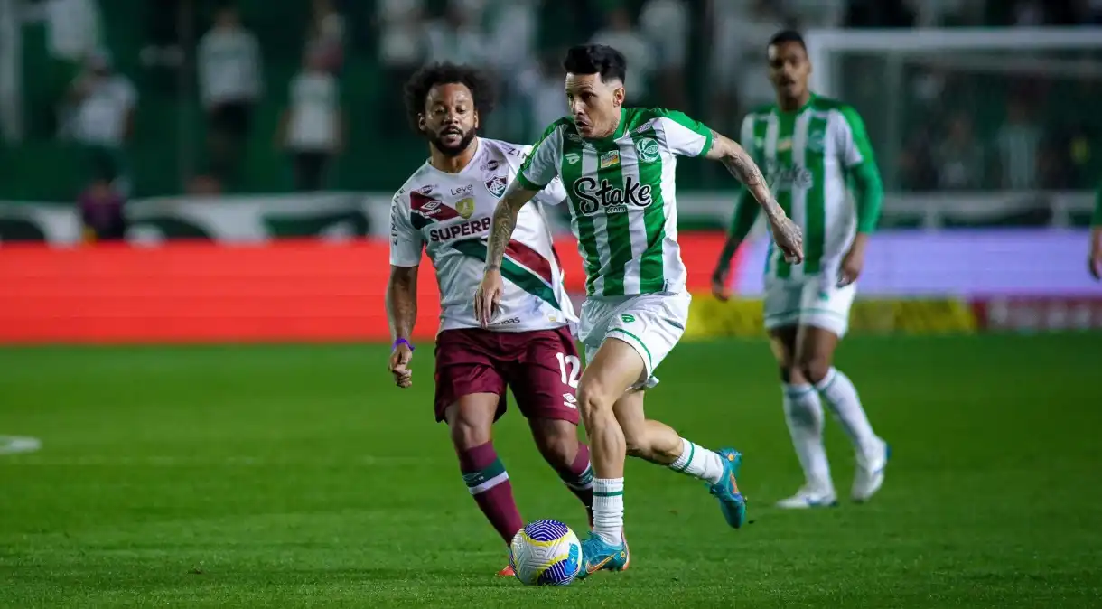 Jogadores do Fluminense e Juventude disputam a bola em jogo válido pela Copa do Brasil.