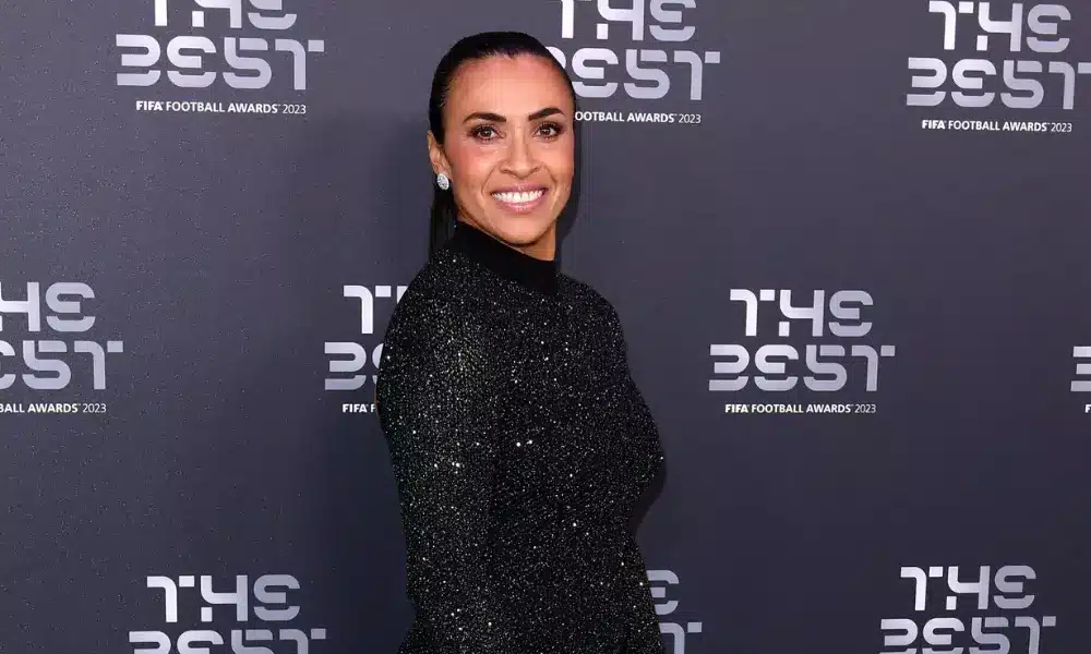 Marta recebe premio da FIFA pelos serviços prestados ao futebol.