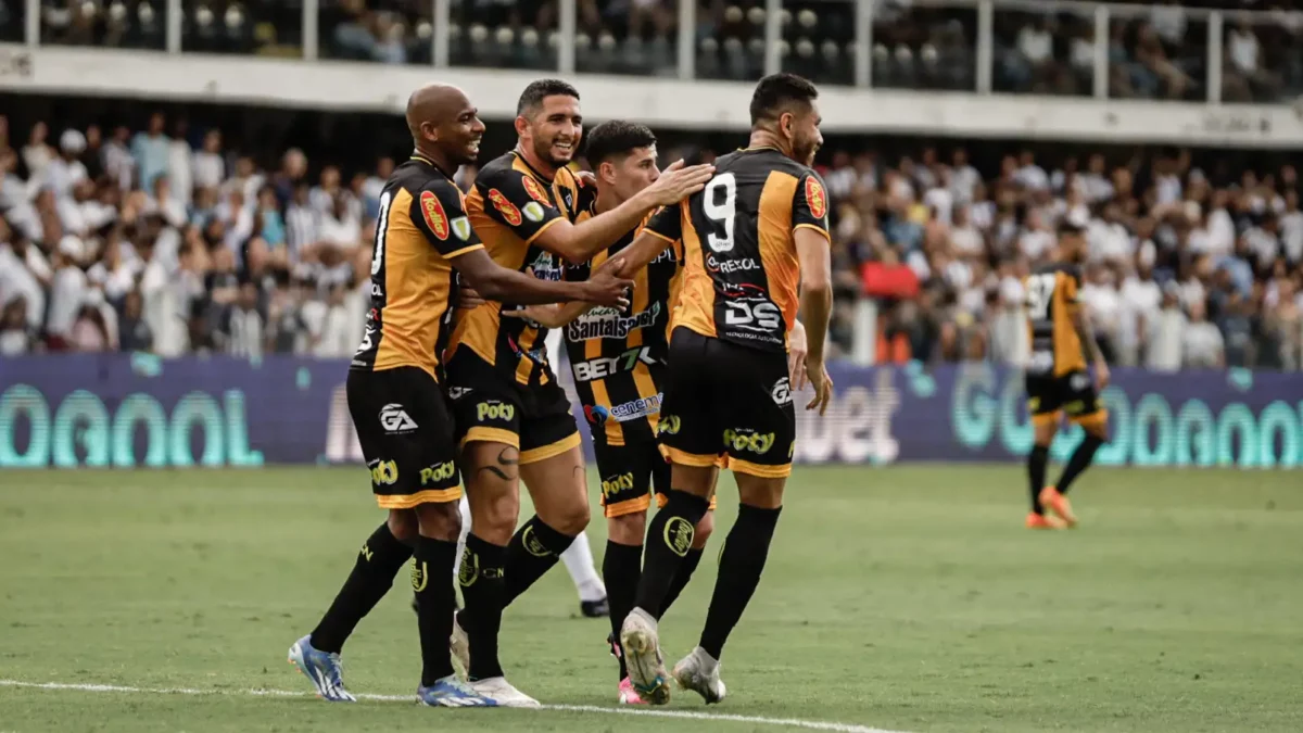 Jogadores do Novorizontino comemoram gol marcado.