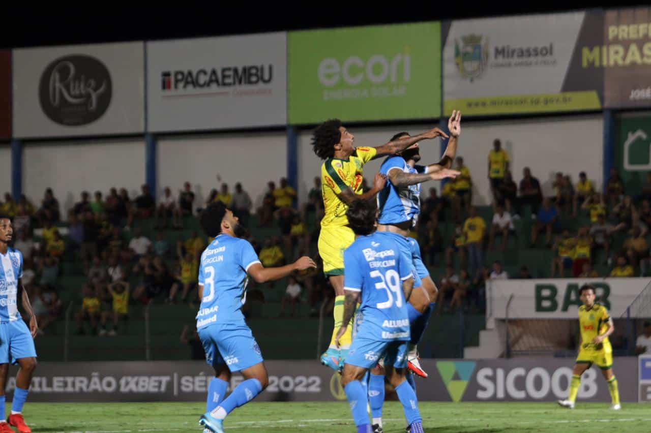 Jogadores do Paysandu e do Mirassol disputam bola no alto.
