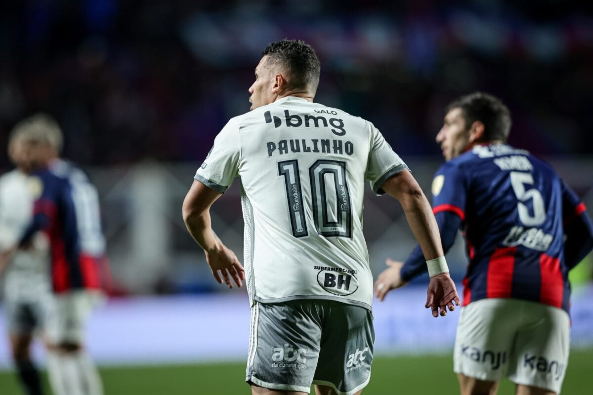 Paulinho do Atlético-Mg olha atentamente o desenrolar da partida.