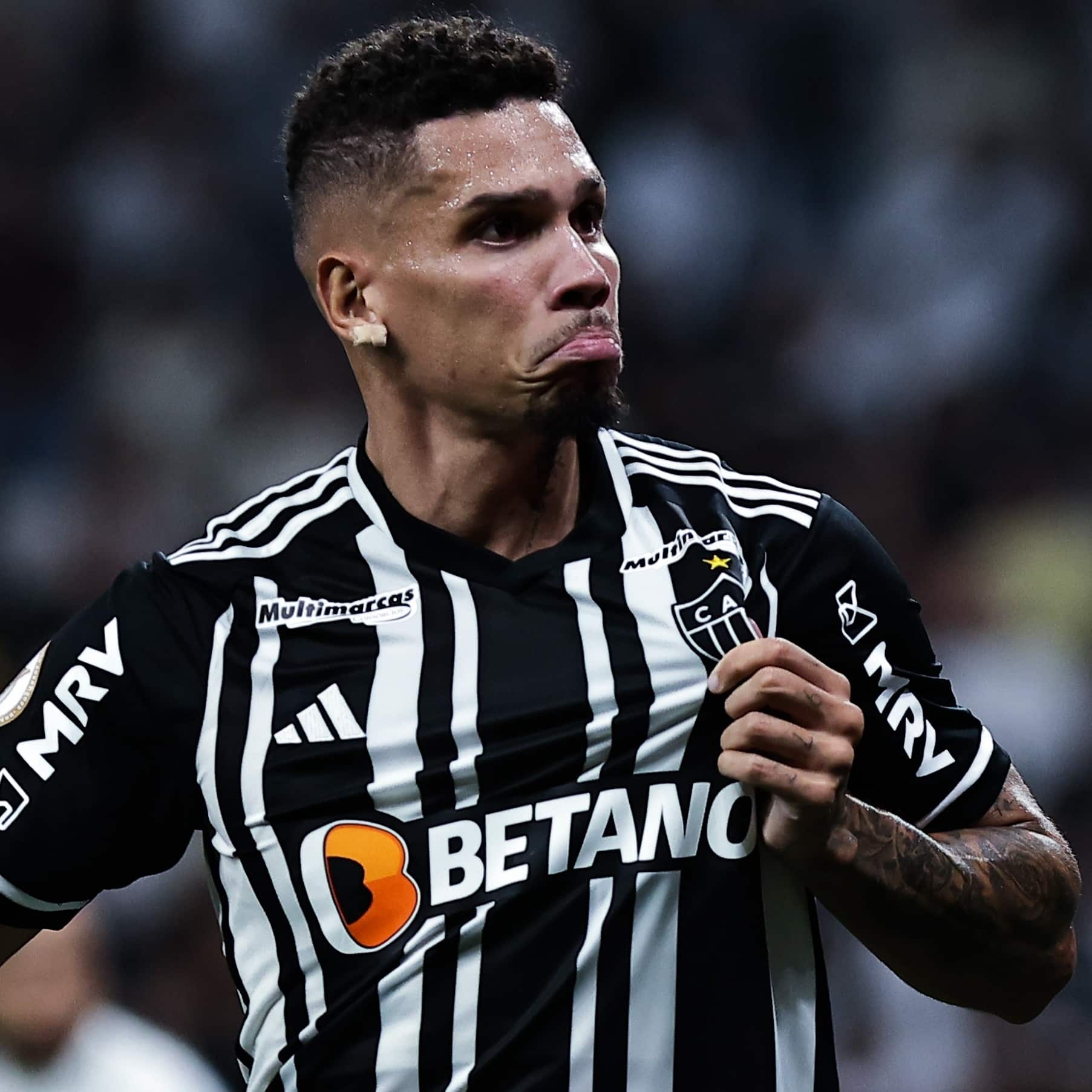 Paulinho vibra após marcar pelo Galo.
