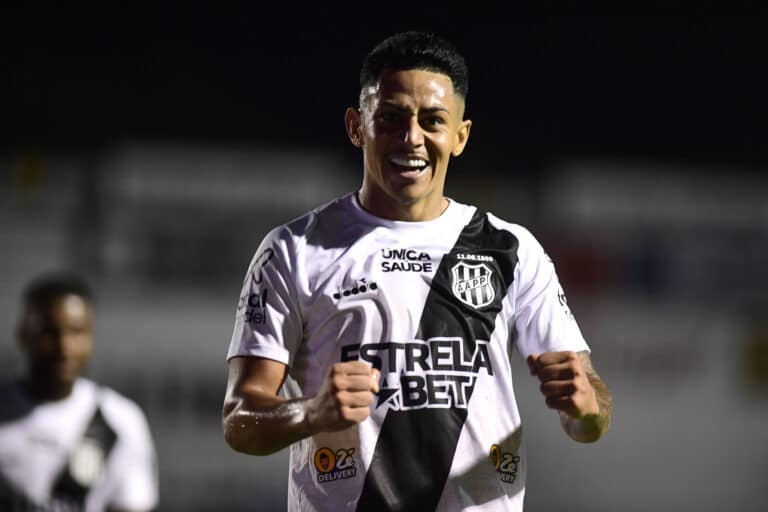 Jogador da Ponte Preta vibra após lindo gol.