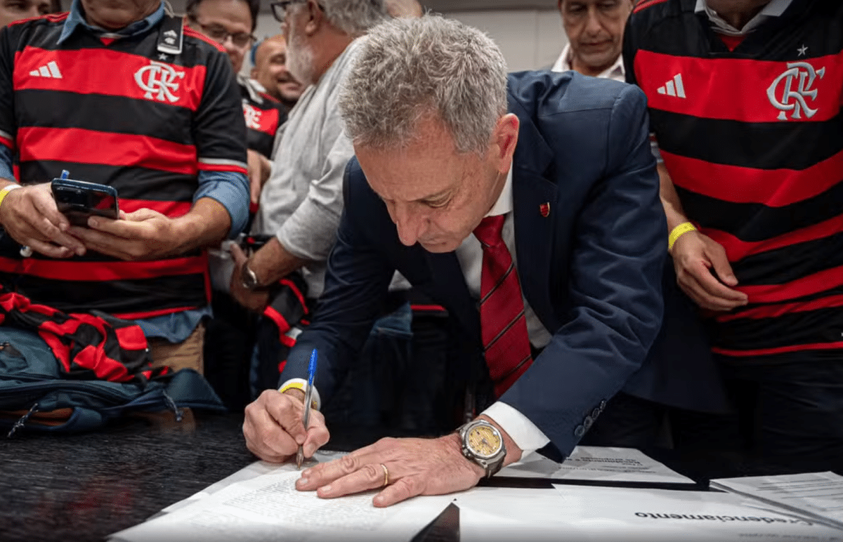 Presidente do Flamengo, Rodolfo Landim assina termo de contrato com a Pixbet.