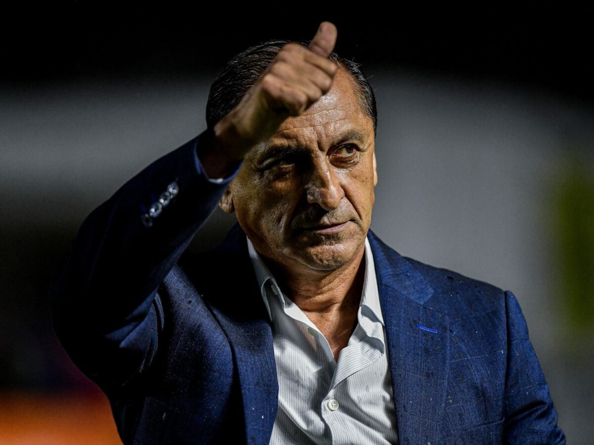 Romón Díaz, técnico do Corinthians faz sinal de positivo para torcida após dedicação extrema do time no jogo contra o Grêmio.