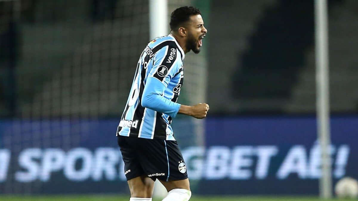 Reinaldo do Grêmio comemora segundo gol.