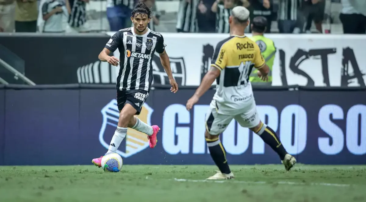 Gustavo Scarpa jogador do Galo escolhe o melhor passe.
