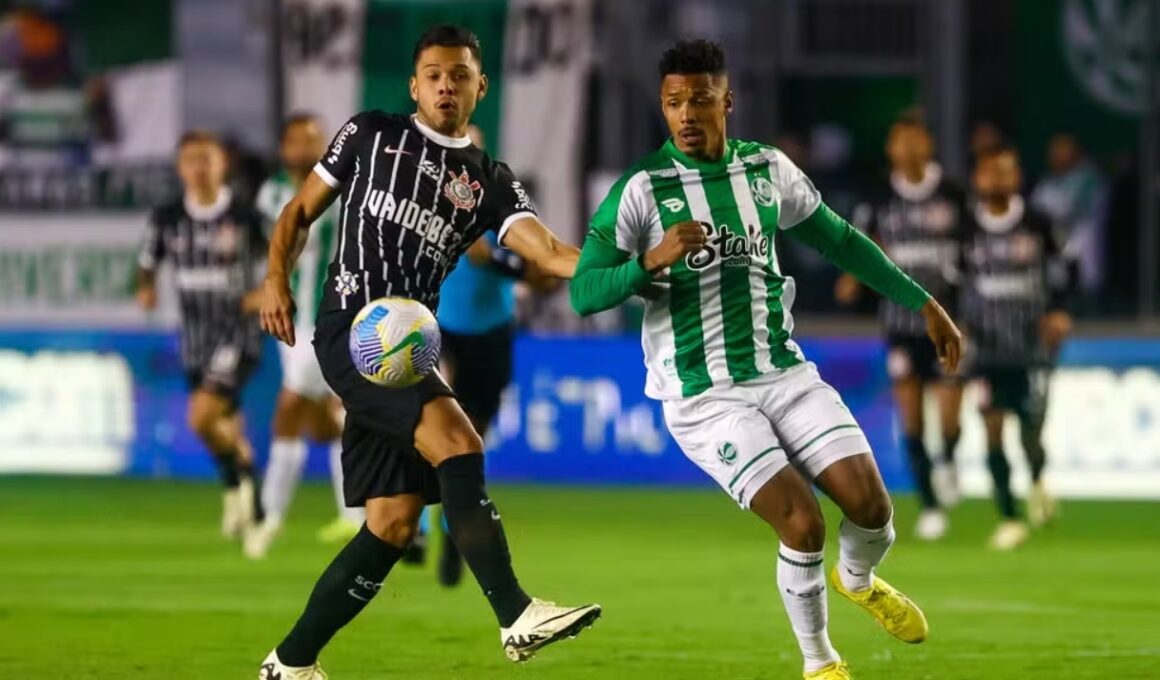 Jogadores do timão e do Juventude em disputa pela bola.