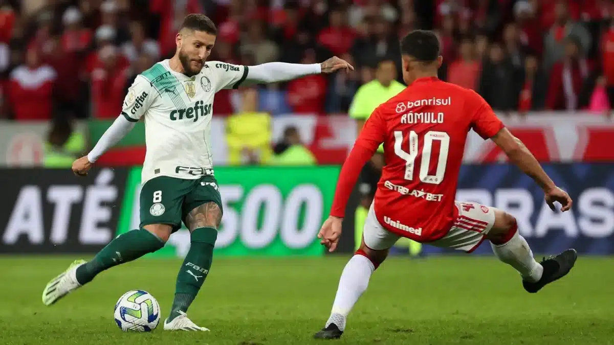 Zé Rafael do Palmeiras tenta chutar a bola.