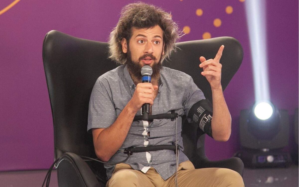 O YouTube Cartolouco falando ao microfone.