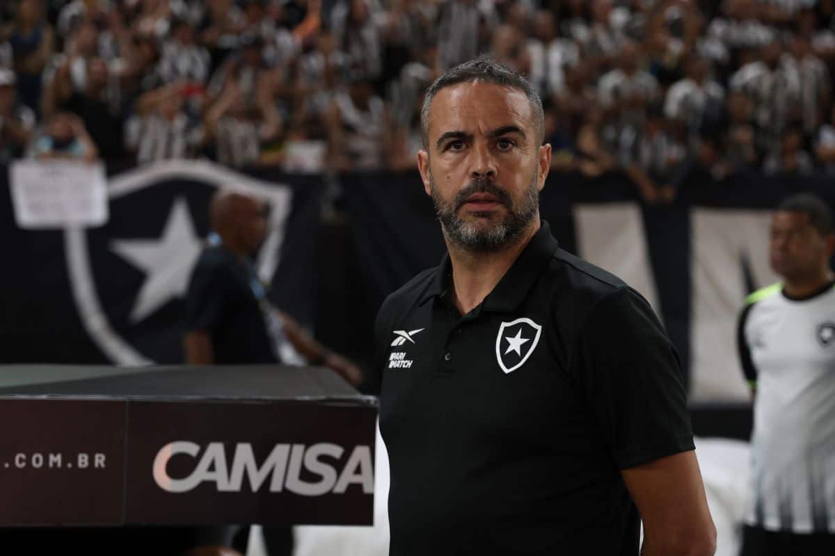 Artur Jorge, técnico do Botafogo, escala time que enfrenta o São Paulo pelas quartas da Libertadores.