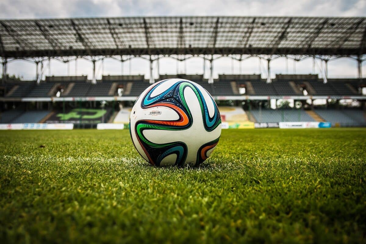 Mercado da bola - Após o fechamento da janela, clubes das Séries A e B ainda podem se reforçar com jogadores livres no mercado. Saiba como!