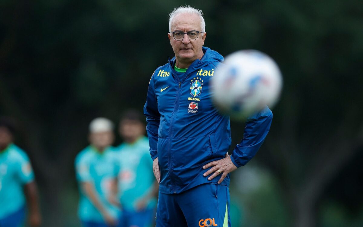 O técnico da Seleção Brasileira, Dorival Jr, em ação.