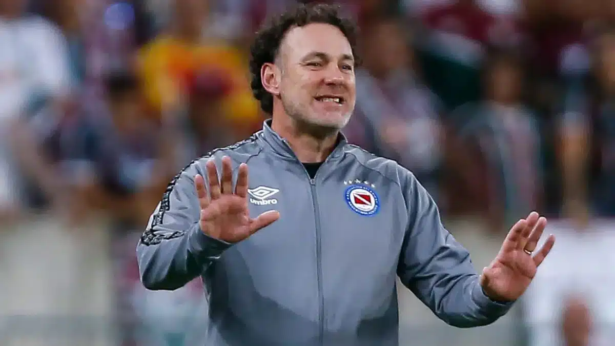 Atlético-MG - Comemoração do aniversário de Gabriel Milito no Atlético-MG é marcada por elogios de Gustavo Scarpa e preparação para decisões importantes