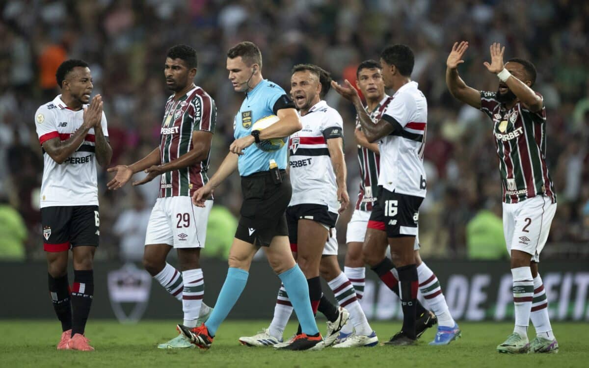 Brasileirão - São Paulo aciona o STJD buscando anulação do jogo contra o Fluminense, alegando erro de direito da arbitragem.