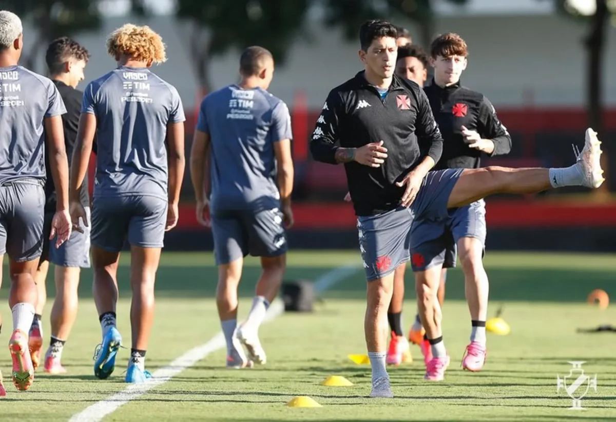 Mercado da bola - Vasco avalia jogadores da base para preencher lacuna na defesa após não contratar zagueiros na última janela de transferências.