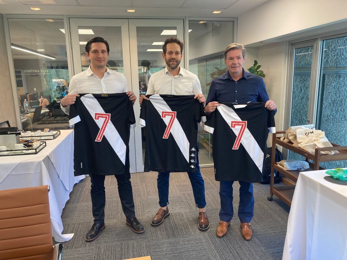 Três empresários da SAF 777 com camisas do Vasco com o número 7 nas costas.