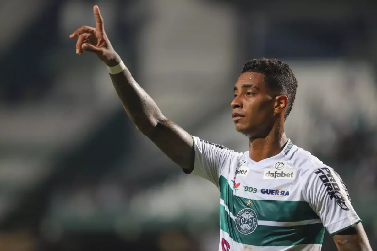 Alef Manga do Coritiba prestes a voltar a jogar depois de suspensão do STJD.