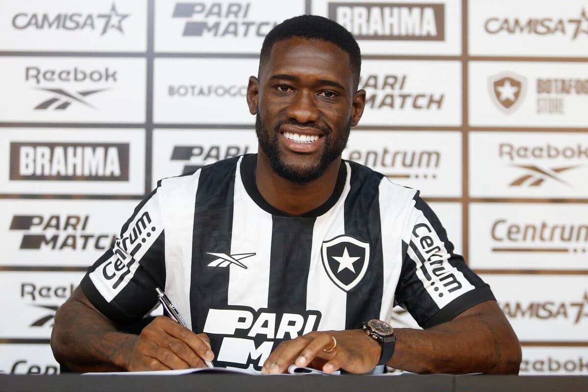 O zagueiro angolano Bastos assina seu contrato com o clube brasileiro Botafogo.