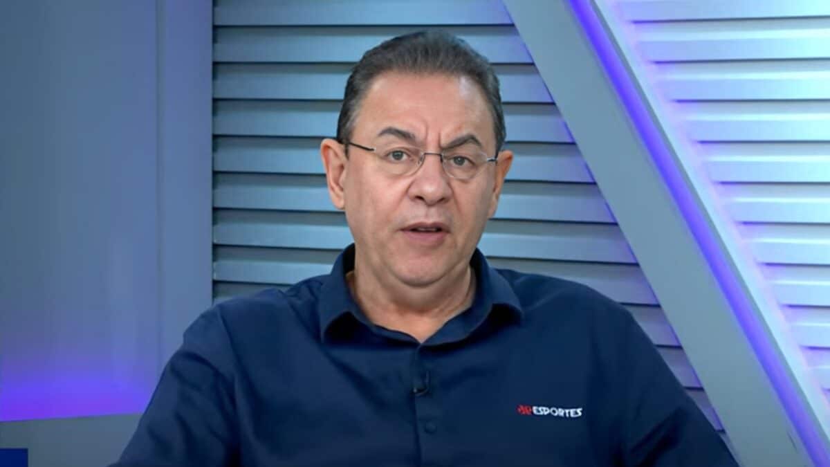 Flavio Prado defende técnico do Botafogo após polêmica.
