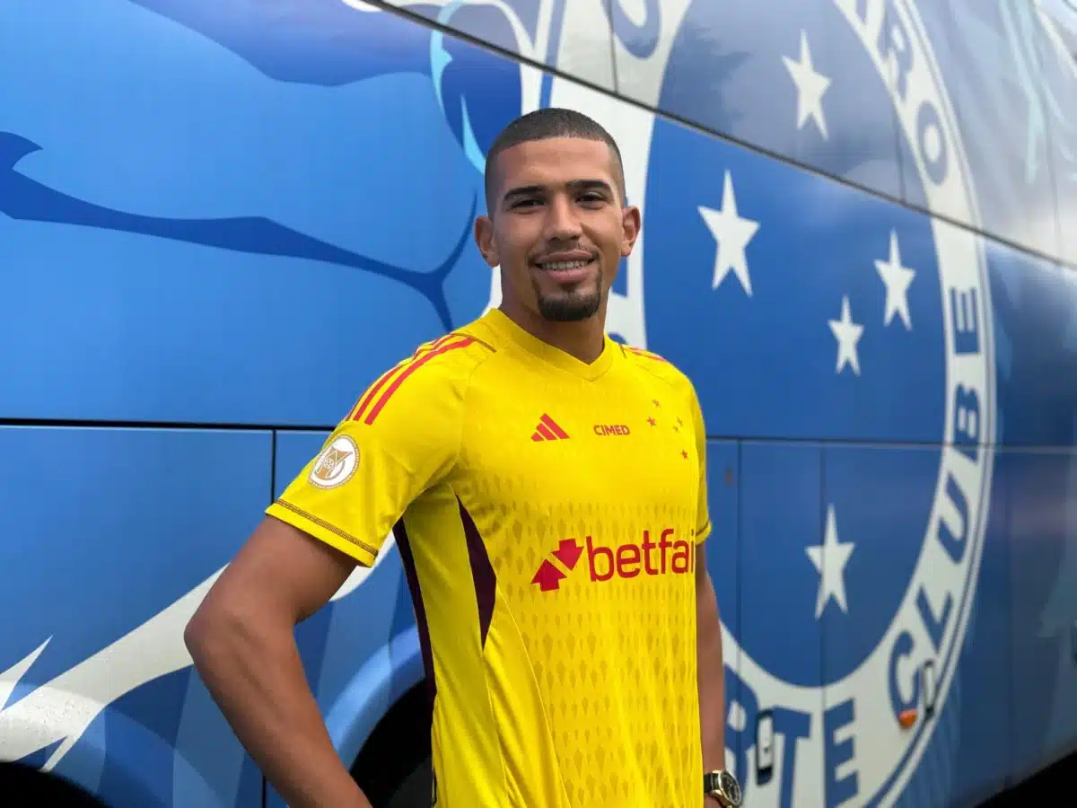 Brasileirão - Cruzeiro renova contrato com Léo Aragão até 2026. Jovem goleiro espera novas oportunidades em meio à disputa pela posição no time.