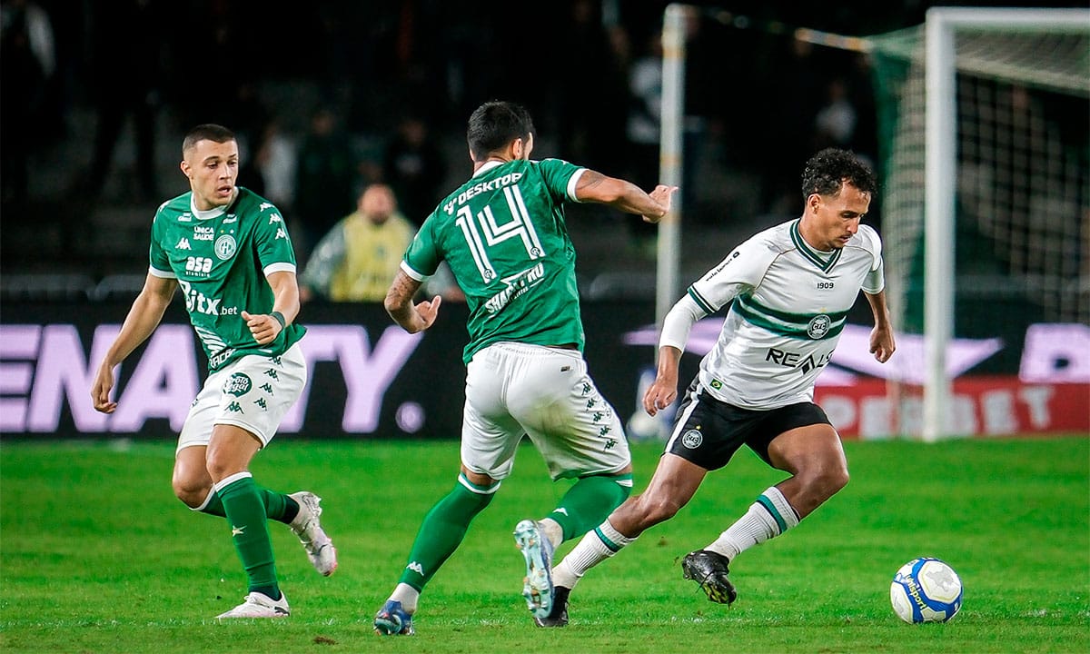 Guarani e Coritiba se enfrentam pela Série B.