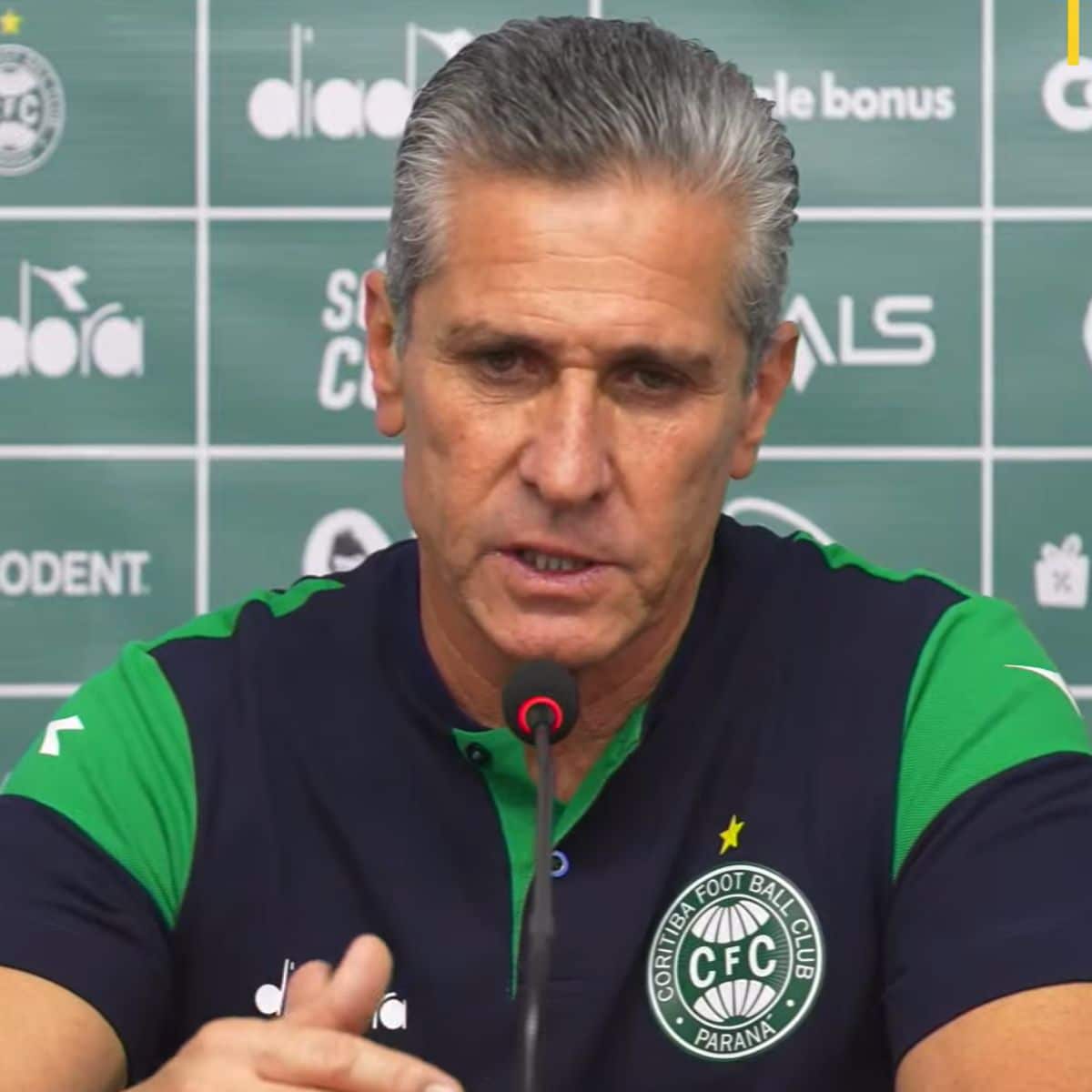 Jorginho fala da volta de Manga.