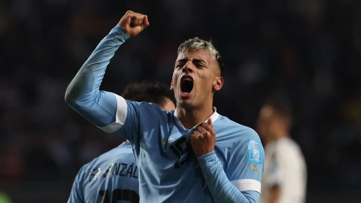 Lucho comemora um de seus gols pela seleção o Uruguai.