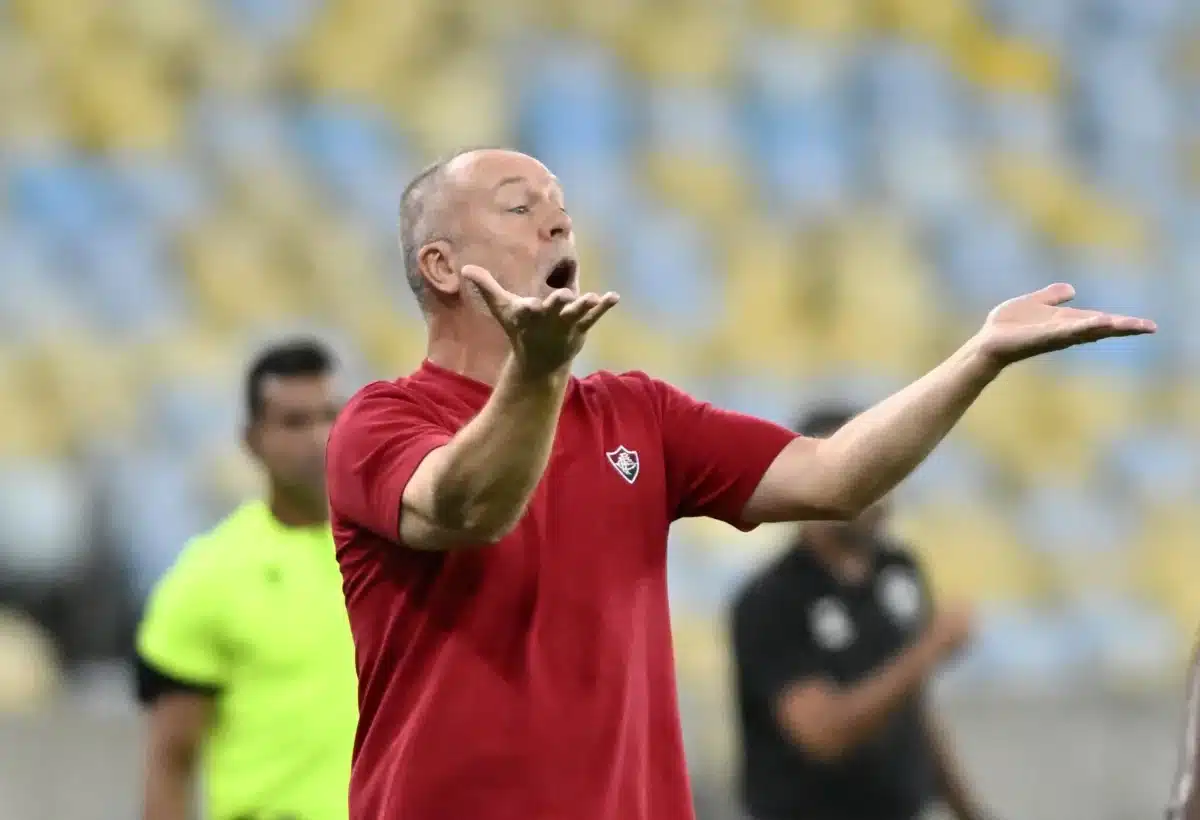 Técnico do Fluminense discute com torcedores.