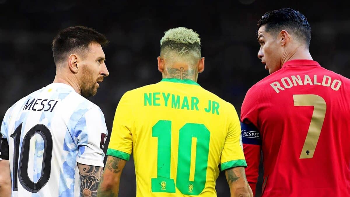 Messi, Neymar e Cristiano Ronaldo de costas. Cada um veste a camisa da sua seleção: Argentina, Brasil e Portugal.
