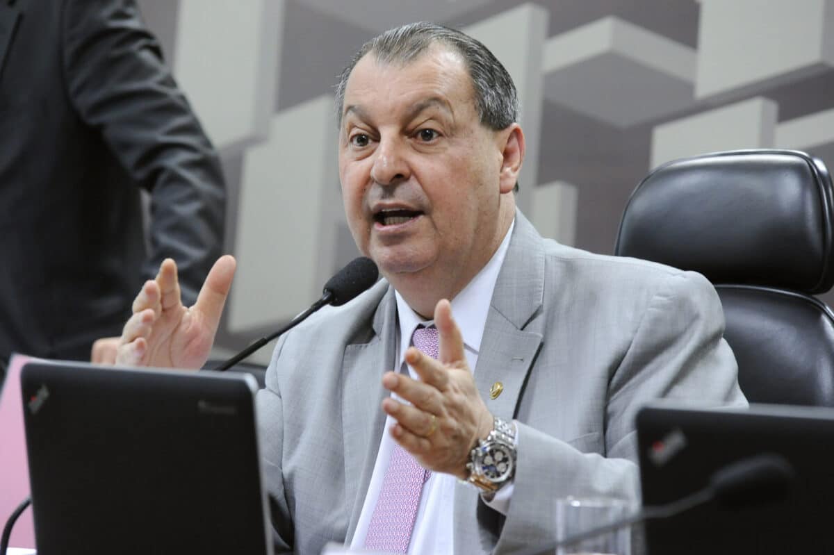 O Senador Omar Aziz.
