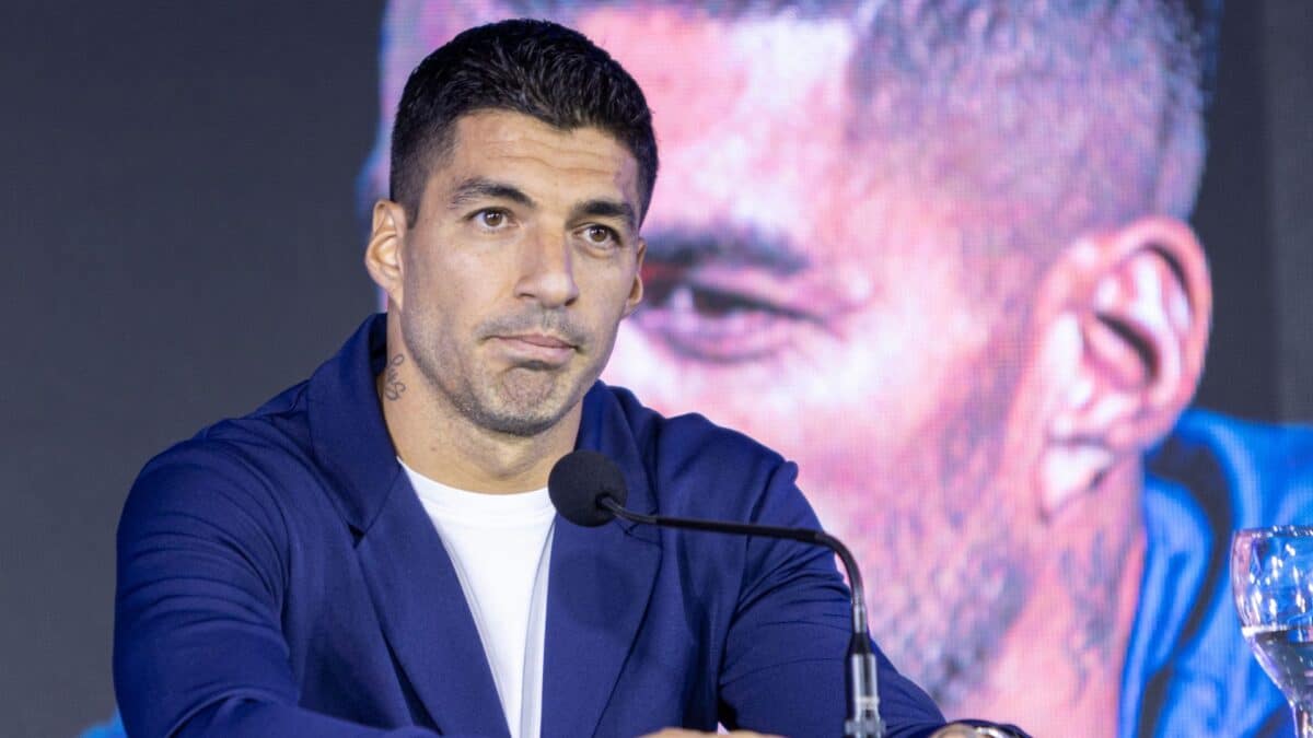 Jogador uruguaio Luis Suarez anuncia último jogo pela seleção.