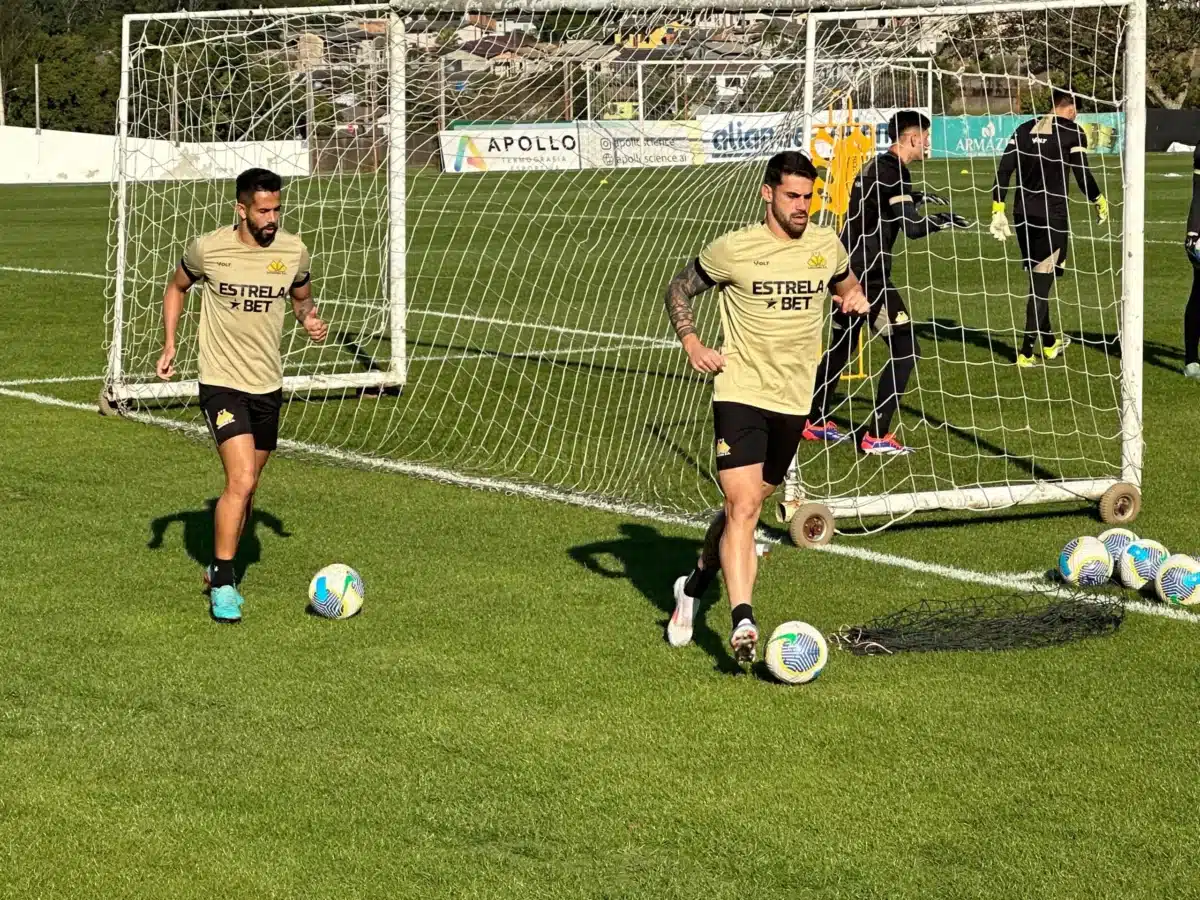 Jogador do Criciúma, Felipe Vizeu volta aos treinos depois de lesão.