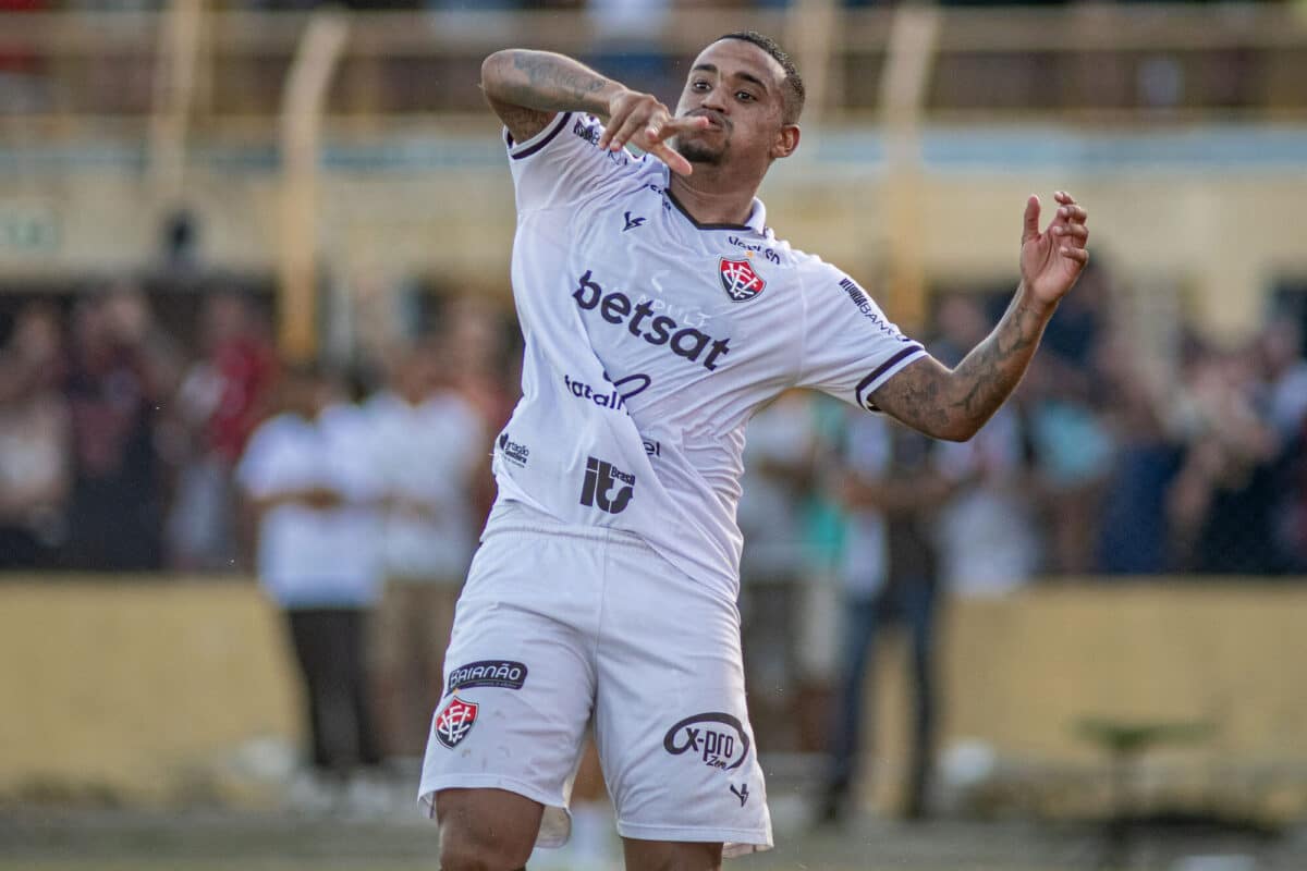 Vitória tenta liberar Alerrandro para jogar contra o Bragantino.
