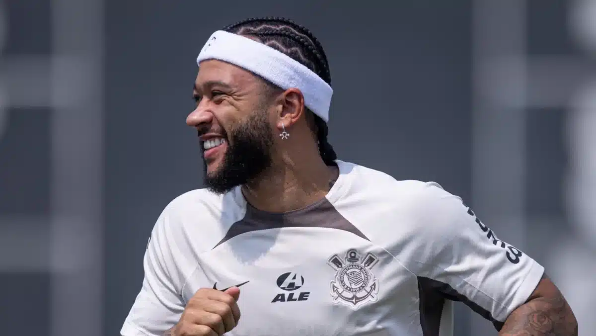 Brasileirão - Memphis Depay visita favela em São Paulo, joga bola com moradores e viraliza nas redes sociais, mostrando sua conexão com os fãs.