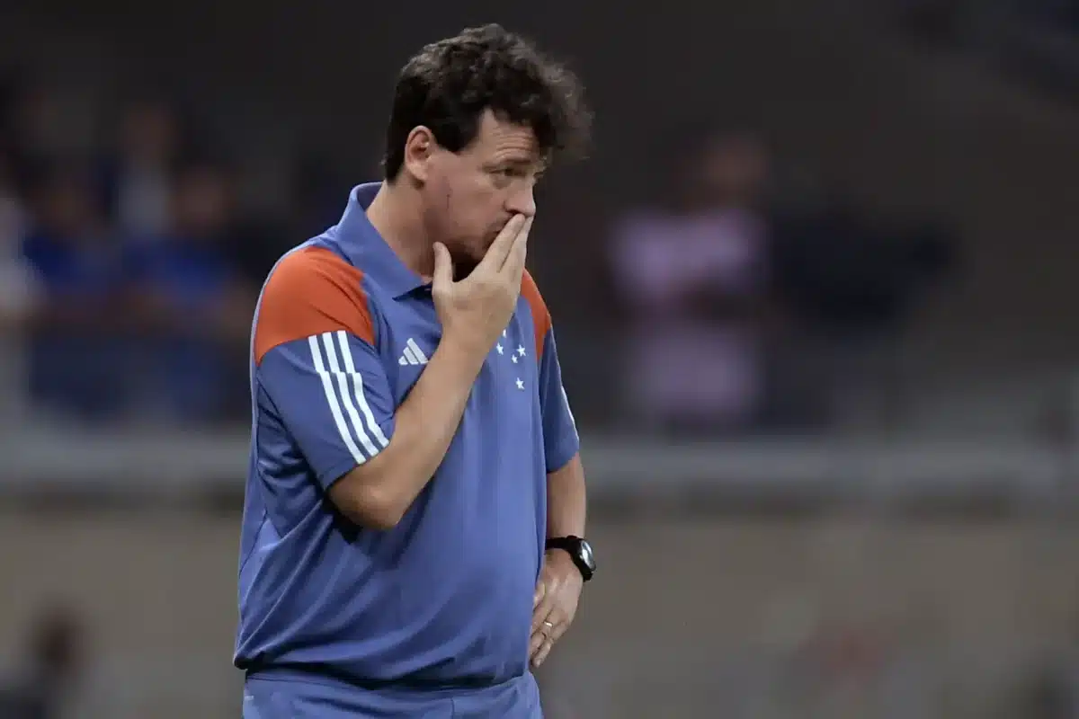 Campeonato Brasileiro - Fernando Diniz elogia evolução do Cruzeiro, mas vê necessidade de melhorar finalizações após derrota para o Fluminense