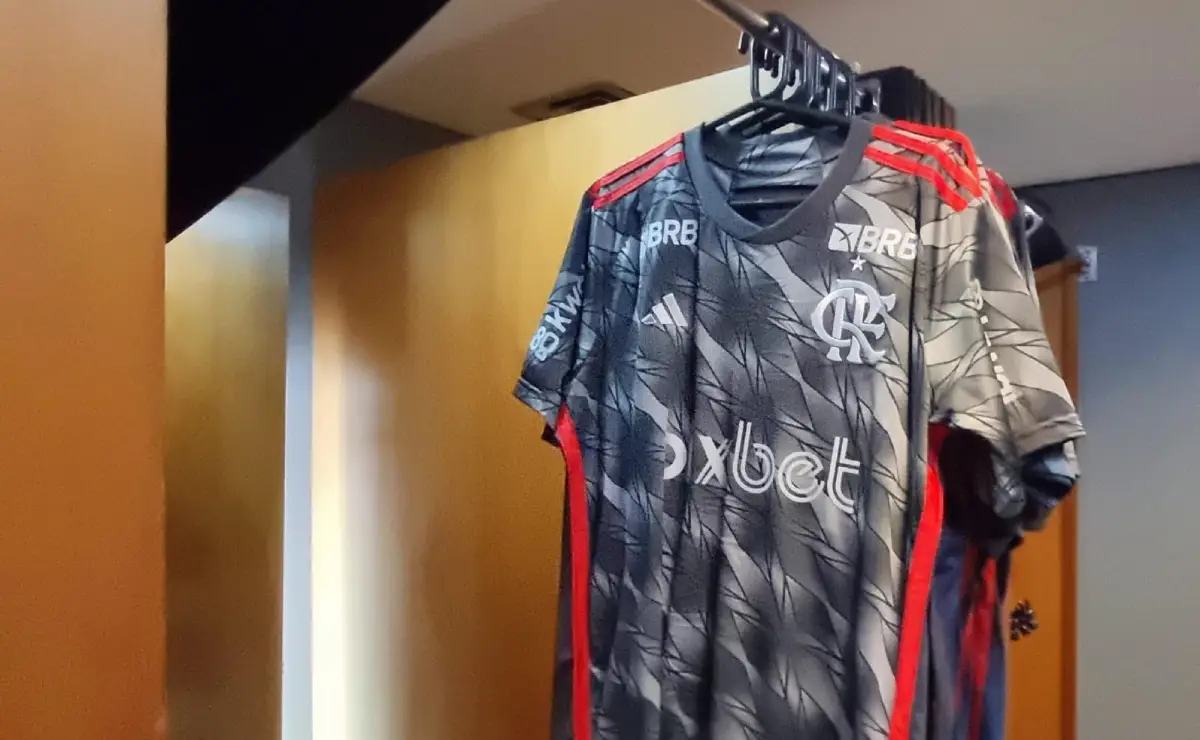 Flamengo lança terceiro uniforme inspirado no brilho dos diamantes para 2024/25. Modelo gerou polêmica entre torcedores. Preços a partir de R$299,99.