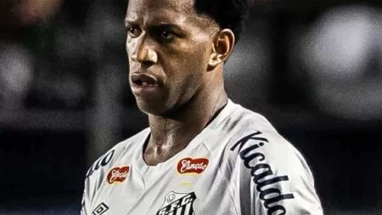 Gil, zagueiro do Santos.