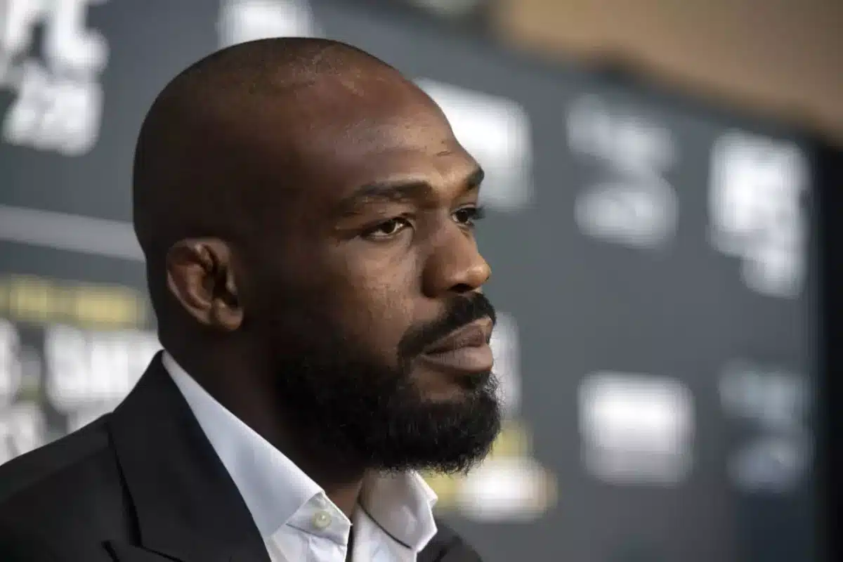 MMA - Descubra as 7 maiores controvérsias da carreira de Jon Jones, do uso de substâncias proibidas a polêmicas fora do octógono.