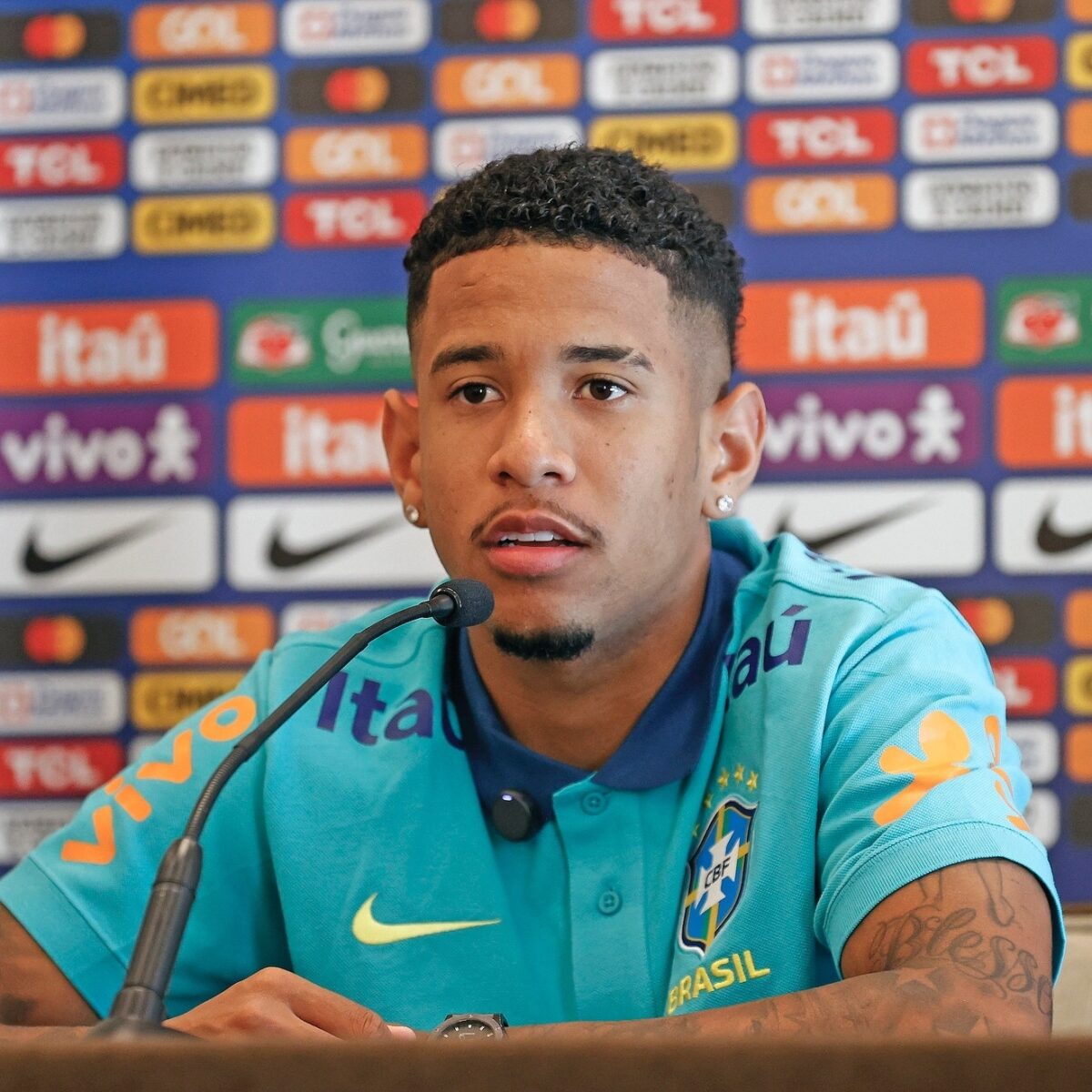 Jogador Savinho cobra melhor empenho da seleção brasileira.